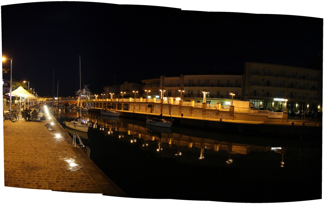 Cattolica bei Nacht