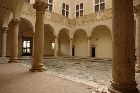 palazzo-piccolomini